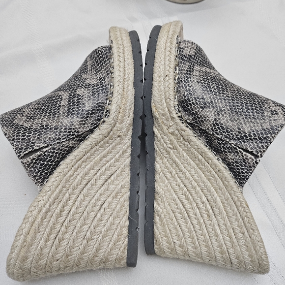 Toms Womens size 7.5 M Faux Leather snake print wedges mules. - Picture 9 of 12